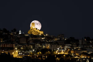 Mondaufgang bei Vollmond über der Burg Banyares in der Sierra Mariola, Provinz Alicante, Spanien, Europa - RHPLF32203