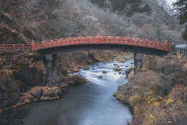 Shinkyo rote Brücke von Nikko im Herbst, Nikko, Tochigi, Honshu, Japan, Asien - RHPLF32205
