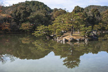 Ein Tempelgarten und ein See im Herbst, Kyoto, Honshu, Japan, Asien - RHPLF32209