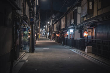 Straße im Kyotoer Geisha-Viertel Gion bei Nacht, Kyoto, Honshu, Japan, Asien - RHPLF32214