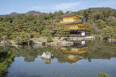 Der Tempel des Goldenen Pavillons Kinkaku-ji spiegelt sich im Herbst in einem Teich, UNESCO-Weltkulturerbe, Kyoto, Honshu, Japan, Asien - RHPLF32217