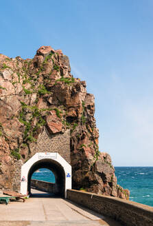 Tunneleinfahrt zum Hafen von Maseline, Isle of Sark, Kanalinseln, Europa - RHPLF32222