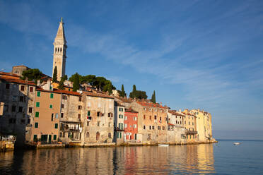 Uferpromenade und Turm der Kirche der Heiligen Euphemia, Altstadt, Rovinj, Kroatien, Europa - RHPLF32227