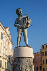 Statue eines Jungen mit Fisch, Altstadt, Rovinj, Kroatien, Europa - RHPLF32230