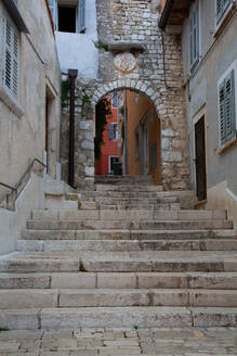 Treppe hinauf zum Bogen, Altstadt, Rovinj, Kroatien, Europa - RHPLF32233