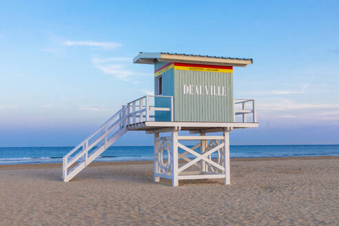 Die Rettungsschwimmer-Beobachtungsstation am Strand von Deauville, Calvados, Cote Fleurie, Deauville, Normandie, Frankreich, Europa - RHPLF32239