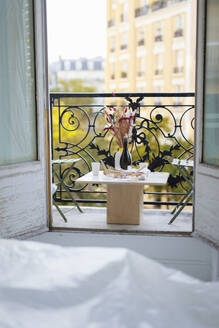 Vase mit Weinflasche und Essen auf dem Tisch auf dem Balkon - DANF00002