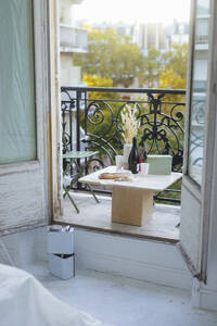 Vase mit Weinflasche und Essen auf dem Tisch auf dem Balkon - DANF00027