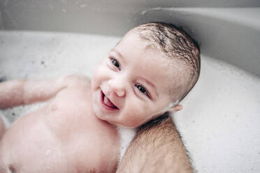 Vater badet süßes kleines Mädchen zu Hause - EBBF08343