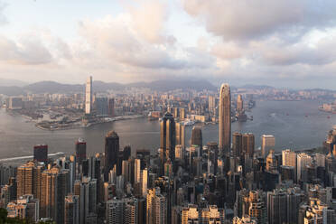 Victoria-Hafen in der Nähe von Gebäuden in Hongkong Stadt bei Sonnenuntergang - MMPF01167