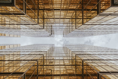 Moderne goldene Glasgebäude in Hongkong Stadt unter Himmel - MMPF01178