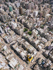 Verschiedene Gebäude in Straßennähe in der Stadt Hongkong an einem sonnigen Tag - MMPF01196