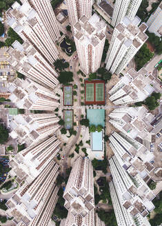 Schwimmbad mit Sportplätzen in der Nähe von Hochhäusern in Hongkong - MMPF01200