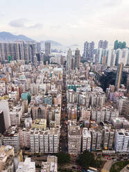Verschiedene Gebäude unter bewölktem Himmel in der Stadt Hongkong - MMPF01203