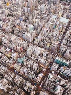 Stadt Hongkong mit Wohngebäuden bei Sonnenuntergang - MMPF01205