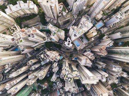 Moderne Hochhäuser mit kurvenreicher Straße in Hongkong-Stadt - MMPF01208