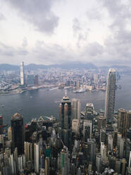 Moderne berühmte Wolkenkratzer vor dem Meer in Hongkong-Stadt - MMPF01212