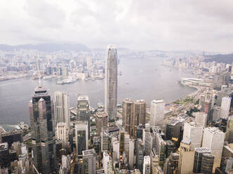 Moderne Wolkenkratzer vor dem Meer in der Stadt Hongkong - MMPF01214