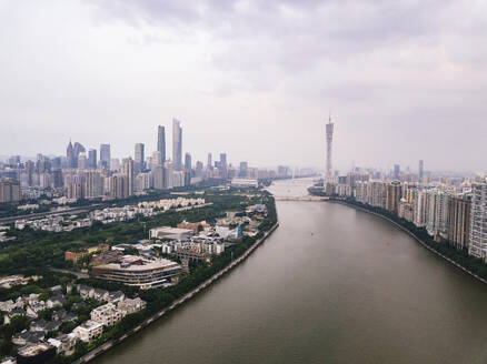 Berühmte Gebäude in der Nähe des Perlflusses in der Stadt Guangzhou, China - MMPF01215