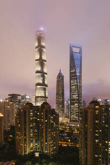 Shanghai Weltfinanzzentrum mit modernen Gebäuden bei Nacht, China - MMPF01223