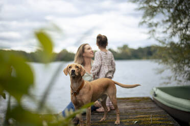 Hund bei Mutter und Tochter vor einem See - JOSEF23176