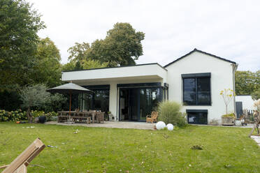 Modern house with garden under sky - JOSEF23179