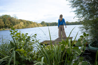 Frau steht vor dem See am Steg - JOSEF23275