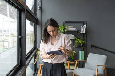 Geschäftsfrau mit Tablet-PC im Büro - VRAF00326