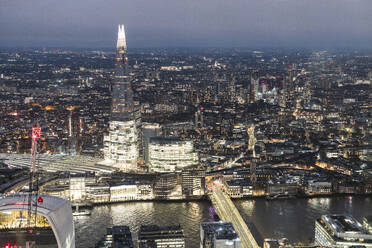 Beleuchtetes Shard-Gebäude in der Nähe der Themse in der Stadt London - WPEF08232