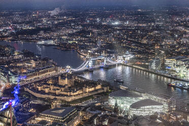 City of London mit der berühmten Brücke und der Themse bei Nacht - WPEF08233