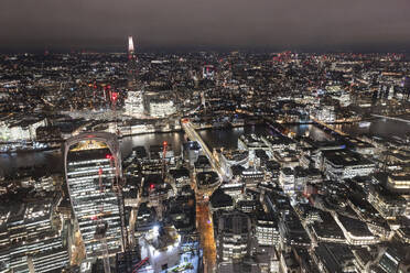 Beleuchtete Stadt London in England bei Nacht, UK - WPEF08235