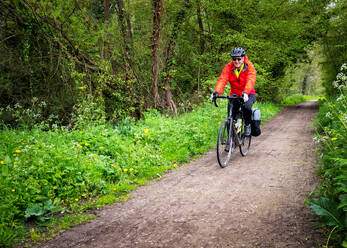 Älterer Mann radelt auf dem Cuckoo Trail in East Sussex, Frankreich - ALRF02103