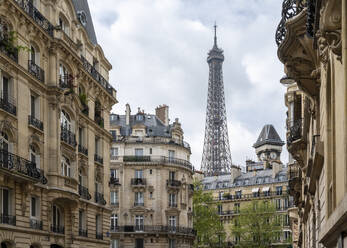 Eiffelturm hinter Wohngebäuden in Paris, Frankreich - ALRF02107