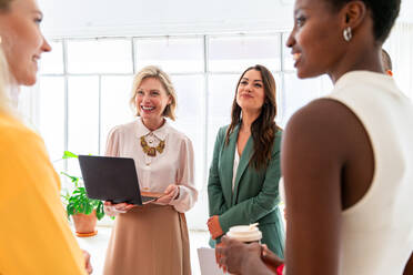 Eine Gruppe schöner, selbstbewusster Geschäftsfrauen trifft sich im Büro - Ein vielköpfiges weibliches Kreativteam beim Brainstorming - Unterschiedliche Kollegen arbeiten in einem Workshop in einem Co-Working Space zusammen - DMDF09584