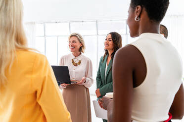 Eine Gruppe schöner, selbstbewusster Geschäftsfrauen trifft sich im Büro - Ein vielköpfiges weibliches Kreativteam beim Brainstorming - Unterschiedliche Kollegen arbeiten in einem Workshop in einem Co-Working Space zusammen - DMDF09585