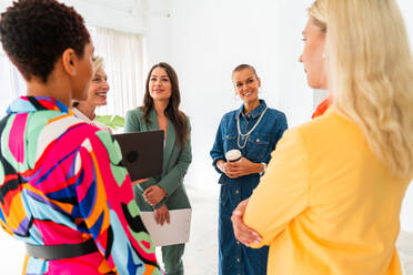 Eine Gruppe schöner, selbstbewusster Geschäftsfrauen trifft sich im Büro - Ein vielköpfiges weibliches Kreativteam beim Brainstorming - Unterschiedliche Kollegen arbeiten in einem Workshop in einem Co-Working Space zusammen - DMDF09587