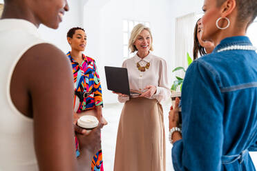 Eine Gruppe schöner, selbstbewusster Geschäftsfrauen trifft sich im Büro - Ein vielköpfiges weibliches Kreativteam beim Brainstorming - Unterschiedliche Kollegen arbeiten in einem Workshop in einem Co-Working Space zusammen - DMDF09589