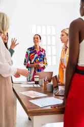 Eine Gruppe schöner, selbstbewusster Geschäftsfrauen trifft sich im Büro - Ein vielköpfiges weibliches Kreativteam beim Brainstorming - Unterschiedliche Kollegen arbeiten in einem Workshop in einem Co-Working Space zusammen - DMDF09653