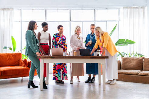 Eine Gruppe schöner, selbstbewusster Geschäftsfrauen trifft sich im Büro - Ein vielköpfiges weibliches Kreativteam beim Brainstorming - Unterschiedliche Kollegen arbeiten in einem Workshop in einem Co-Working Space zusammen - DMDF09699