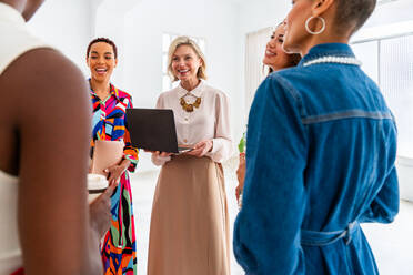 Eine Gruppe schöner, selbstbewusster Geschäftsfrauen trifft sich im Büro - Ein vielköpfiges weibliches Kreativteam beim Brainstorming - Unterschiedliche Kollegen arbeiten in einem Workshop in einem Co-Working Space zusammen - DMDF09758