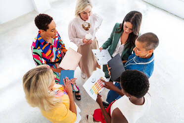 Eine Gruppe schöner, selbstbewusster Geschäftsfrauen trifft sich im Büro - Ein vielköpfiges weibliches Kreativteam beim Brainstorming - Unterschiedliche Kollegen arbeiten in einem Workshop in einem Co-Working Space zusammen - DMDF09760