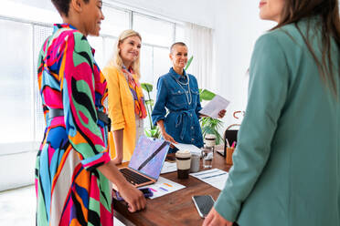 Eine Gruppe schöner, selbstbewusster Geschäftsfrauen trifft sich im Büro - Ein vielköpfiges weibliches Kreativteam beim Brainstorming - Unterschiedliche Kollegen arbeiten in einem Workshop in einem Co-Working Space zusammen - DMDF09786