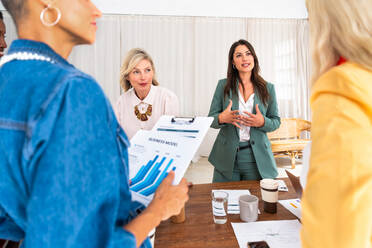 Eine Gruppe schöner, selbstbewusster Geschäftsfrauen trifft sich im Büro - Ein vielköpfiges weibliches Kreativteam beim Brainstorming - Unterschiedliche Kollegen arbeiten in einem Workshop in einem Co-Working Space zusammen - DMDF09791