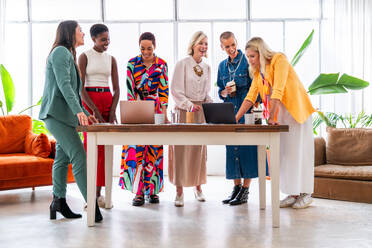Eine Gruppe schöner, selbstbewusster Geschäftsfrauen trifft sich im Büro - Ein vielköpfiges weibliches Kreativteam beim Brainstorming - Unterschiedliche Kollegen arbeiten in einem Workshop in einem Co-Working Space zusammen - DMDF09815