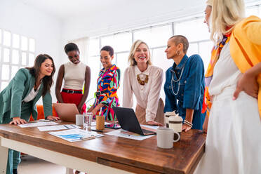 Eine Gruppe schöner, selbstbewusster Geschäftsfrauen trifft sich im Büro - Ein vielköpfiges weibliches Kreativteam beim Brainstorming - Unterschiedliche Kollegen arbeiten in einem Workshop in einem Co-Working Space zusammen - DMDF09817