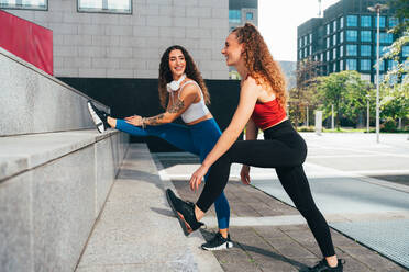 Ein schwules Paar trainiert zusammen im Freien. Ein echtes Läuferpaar treibt Sport in einem urbanen Gebiet der Stadt. Konzepte von Sport und Lifestyle - DMDF09824