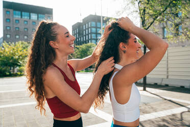 Ein schwules Paar trainiert zusammen im Freien. Ein echtes Läuferpaar treibt Sport in einem urbanen Gebiet der Stadt. Konzepte von Sport und Lifestyle - DMDF09844