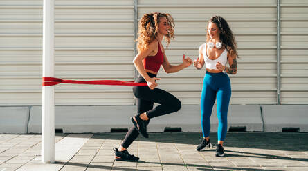 Ein schwules Paar trainiert zusammen im Freien. Ein echtes Läuferpaar treibt Sport in einem urbanen Gebiet der Stadt. Konzepte von Sport und Lifestyle - DMDF09848