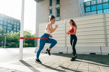 Ein schwules Paar trainiert zusammen im Freien. Ein echtes Läuferpaar treibt Sport in einem urbanen Gebiet der Stadt. Konzepte von Sport und Lifestyle - DMDF09849