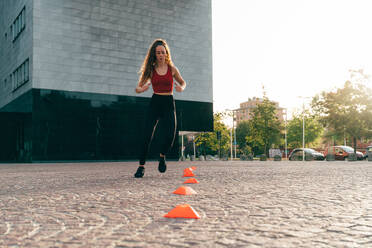 Schönes sportliches Mädchen Training im Freien in einem städtischen Bereich der Stadt - DMDF09871